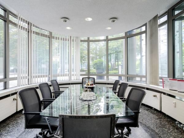 Moderne Büros im Frankfurter Finanzdistrikt — Bild 3