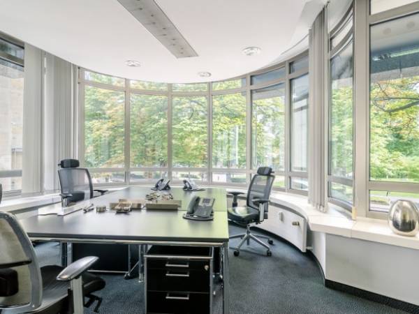 Moderne Büros im Frankfurter Finanzdistrikt — Bild 8