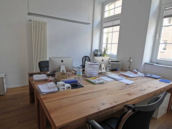Helle und perfekt ausgestattete Büroräume und Arbeitsplätze — Bild 1