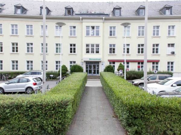 Helle und perfekt ausgestattete Büroräume und Arbeitsplätze — Bild 6