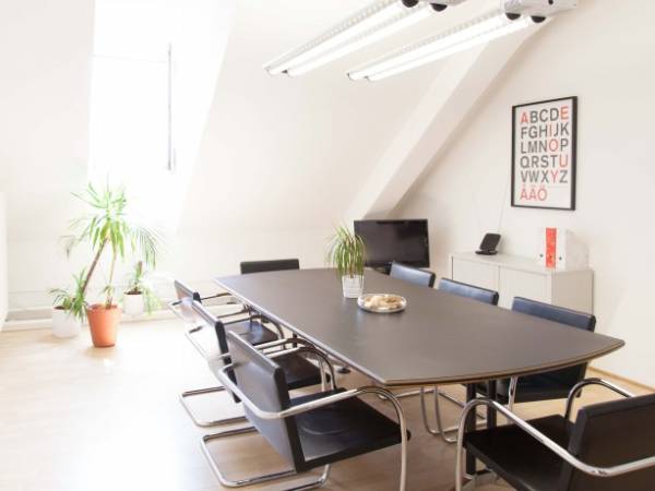 Helle und perfekt ausgestattete Büroräume und Arbeitsplätze — Bild 8