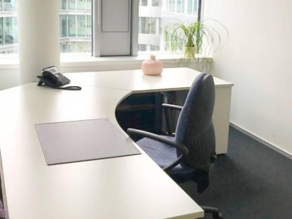 Lichtdurchflutete, verglaste neue Büros mit Bergblick — Bild 4
