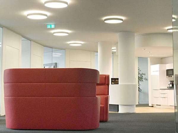 Lichtdurchflutete, verglaste neue Büros mit Bergblick — Bild 7