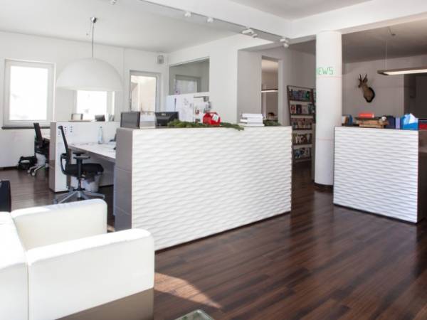 Arbeitsplätze und toller Büroraum in modernem Designbüro im Glockenbachviertel — Bild 1