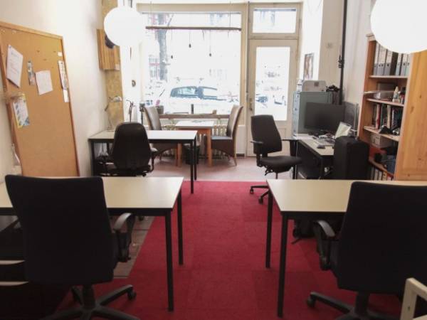 Offene Plätze und Büro in kreativer und familiärer Atmosphäre in Friedrichshain — Bild 1