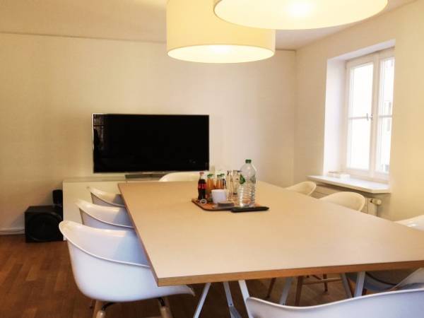 Vollausgestattete Arbeitsplätze in schickem Loftbüro — Bild 3