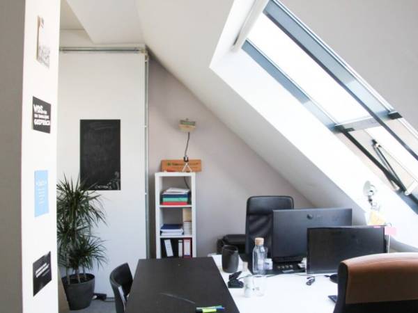 Großzügige Arbeitsplätze in kreativem Loftbüro — Bild 3