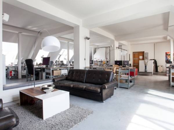 Großzügige Arbeitsplätze in kreativem Loftbüro — Bild 2