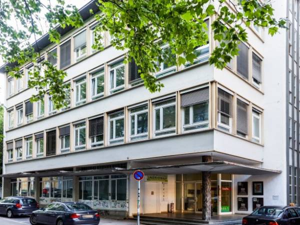 Helle und großzügig gestaltete Arbeitsplätze in Stuttgart — Bild 1