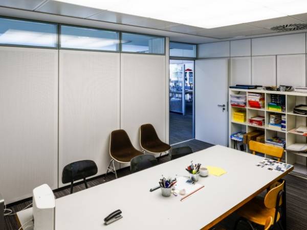Helle und großzügig gestaltete Arbeitsplätze in Stuttgart — Bild 2
