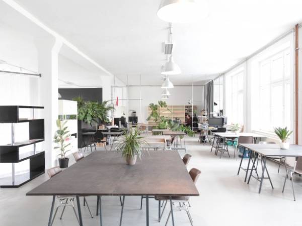 Lichtdurchflutetes Studio bietet Coworking-Space in Neukölln — Bild 1