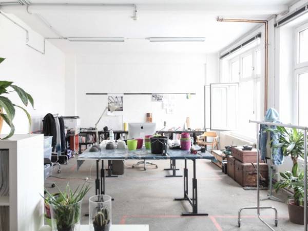 Lichtdurchflutetes Studio bietet Coworking-Space in Neukölln — Bild 2
