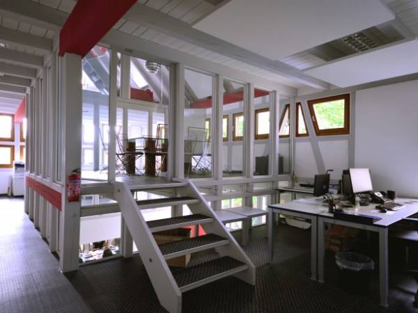 Moderne Arbeitsplätze in historischem Fachwerkgebäude — Bild 2