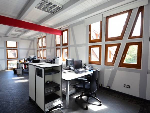 Moderne Arbeitsplätze in historischem Fachwerkgebäude — Bild 1