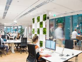 Flexible Arbeitsplätze in modernem Coworking