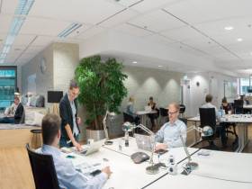 Flexible Arbeitsplätze in modernem Coworking