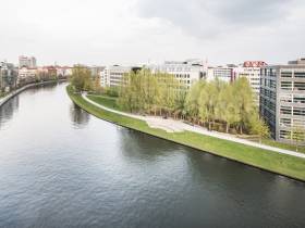 Lichtdurchflutetes Büro mit Blick an der Spree