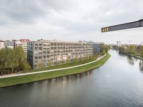Lichtdurchflutetes Büro mit Blick an der Spree