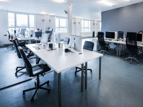 Lichtdurchflutetes Büro mit Blick an der Spree — Bild 1