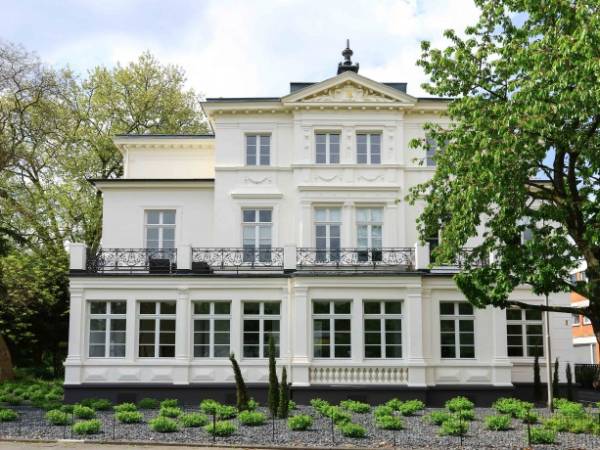 Büroräume und Arbeitsplätze in idyllischer Villa mieten — Bild 1