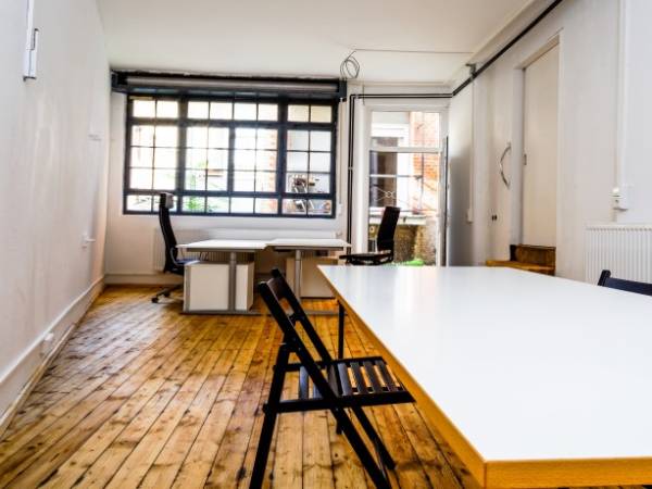 Arbeitsplätze in Altbau mit hohen Decken — Bild 2