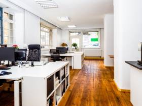 Arbeitsplätze in Altbau mit hohen Decken