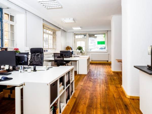 Arbeitsplätze in Altbau mit hohen Decken — Bild 1