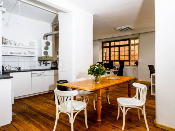 Arbeitsplätze in Altbau mit hohen Decken — Bild 3