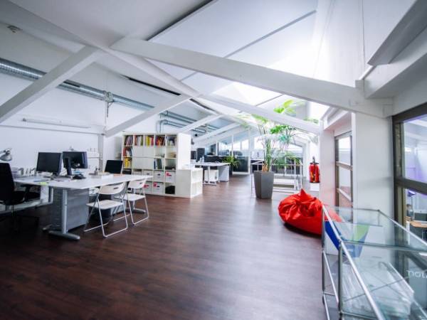 Freie Arbeitsplätze in loftähnlicher Halle — Bild 1