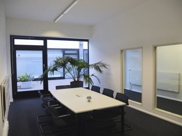 Freie Arbeitsplätze in loftähnlicher Halle — Bild 2