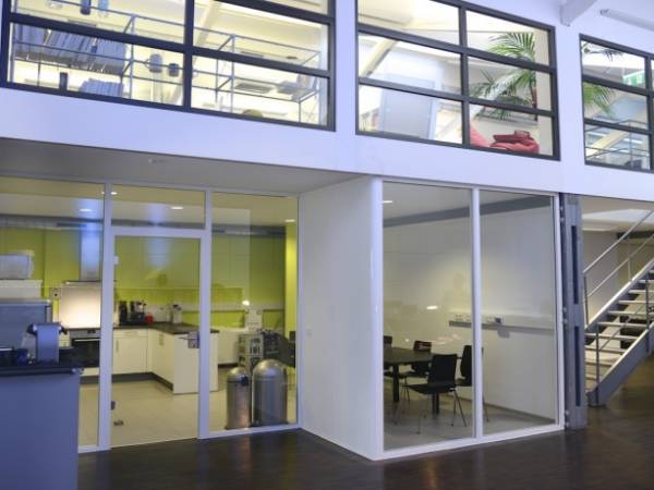 Freie Arbeitsplätze in loftähnlicher Halle — Bild 3