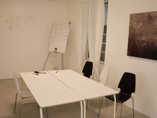 Freie Arbeitsplätze in einem neu renovierter Co-Working Space zu vermieten — Bild 3