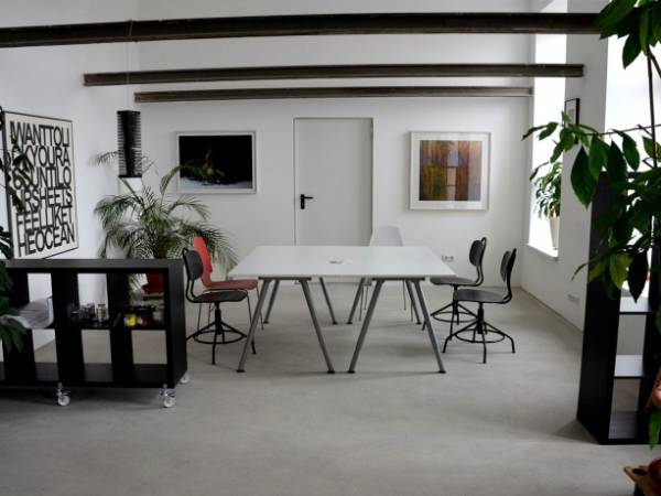 Freie Arbeitsplätze in einem neu renovierter Co-Working Space zu vermieten — Bild 1