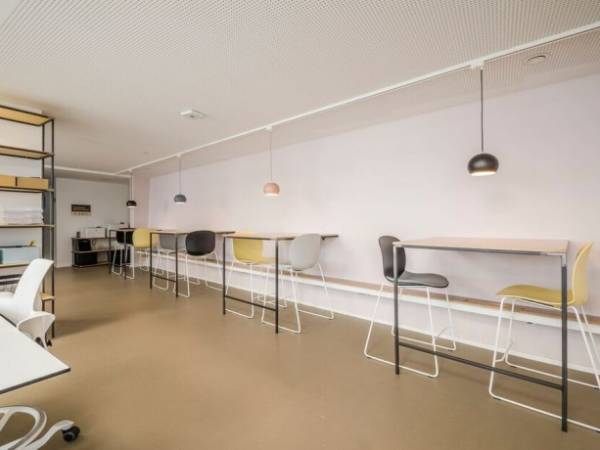 Arbeitsplätze in einem architektonisch außergewöhnlichem Gebäude — Bild 3
