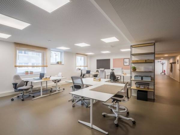 Arbeitsplätze in einem architektonisch außergewöhnlichem Gebäude — Bild 1