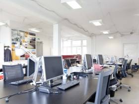 Büro und Arbeitsplätze mit Blick auf das Zeitungsviertel in Kreuzberg