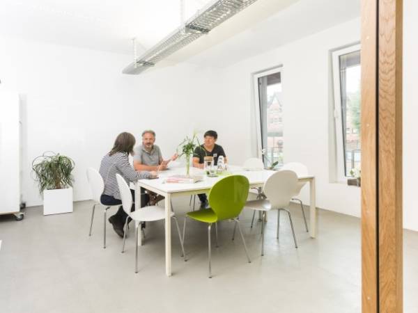 Arbeitsplätze in lichtdurchflutetem Coworking-Space — Bild 2