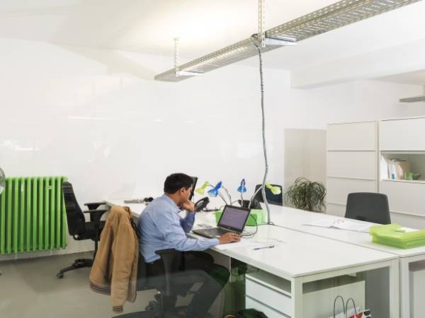 Arbeitsplätze in lichtdurchflutetem Coworking-Space — Bild 3