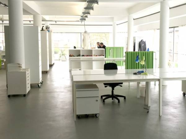 Arbeitsplätze in lichtdurchflutetem Coworking-Space — Bild 1