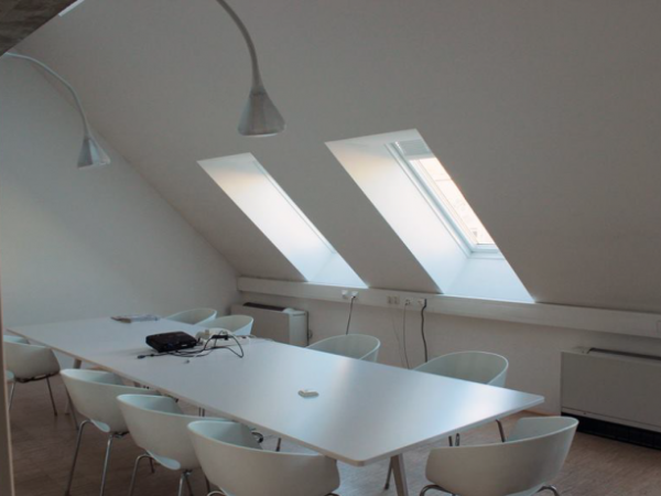 Freies Büro und Arbeitplätze in großzügigem Dachgeschoss — Bild 2