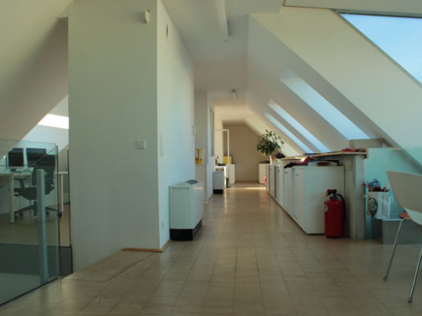 Freies Büro und Arbeitplätze in großzügigem Dachgeschoss — Bild 3