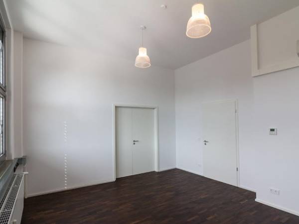 Helle und moderne Arbeitsplätze in Frankfurter Loft — Bild 2