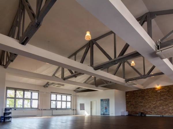 Helle und moderne Arbeitsplätze in Frankfurter Loft — Bild 1