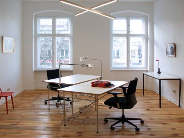 Schreibtischplätze in hellem Altbau Büro in Moabit — Bild 1