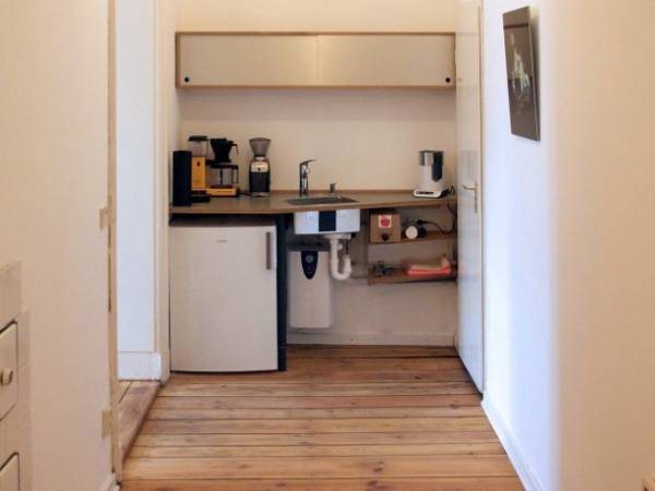 Schreibtischplätze in hellem Altbau Büro in Moabit — Bild 3