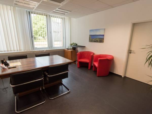 Freier Büroraum und Offene Arbeitsplätze in familiärere Bürogemeinschaft — Bild 1