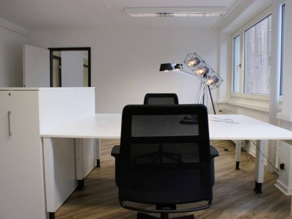 Helle Arbeitsplätze und Büros im Coworking Space — Bild 2