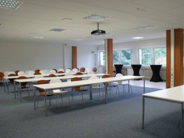 Helle Arbeitsplätze und Büros im Coworking Space — Bild 1