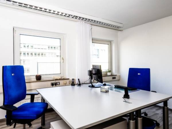 Heller und zentraler Büroraum in Stuttgart Mitte — Bild 1