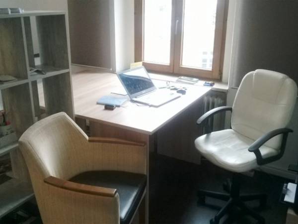 Gepflegte Arbeitsplätze mit viel Tageslicht im Altbau mieten — Bild 1